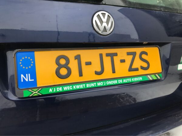 Kentekenplaat sticker A-j de weg kwiet bunt mo'j onder de auto kieken