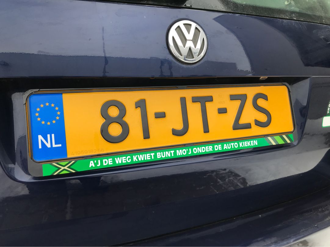 Kentekenplaat sticker A-j de weg kwiet bunt mo'j onder auto kieken - De Trotse Achterhoeker