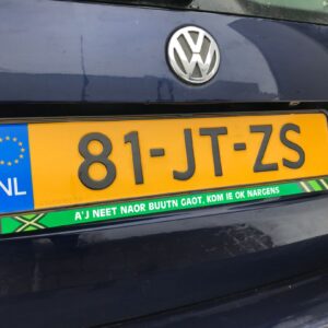 bubbel ga verder Rood Kentekenplaat sticker A-j de weg kwiet bunt mo'j onder de auto kieken - De  Trotse Achterhoeker